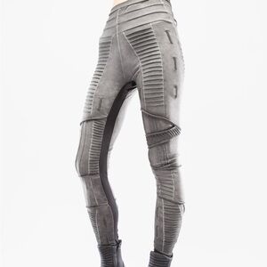 NWOT DEMOBAZA leggings size medium grey.